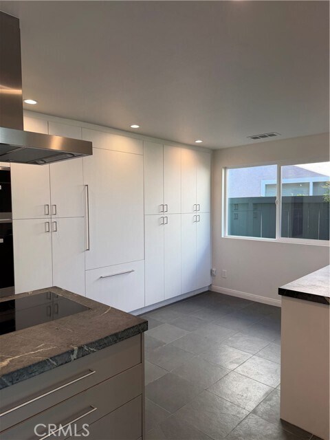 Building Photo - 15999 Via De Las Palmas