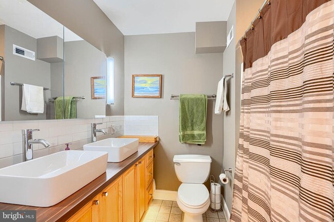 Building Photo - 542 E Clement St