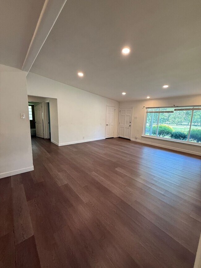 Building Photo - 4 Bedroom Home for Rent in University City!