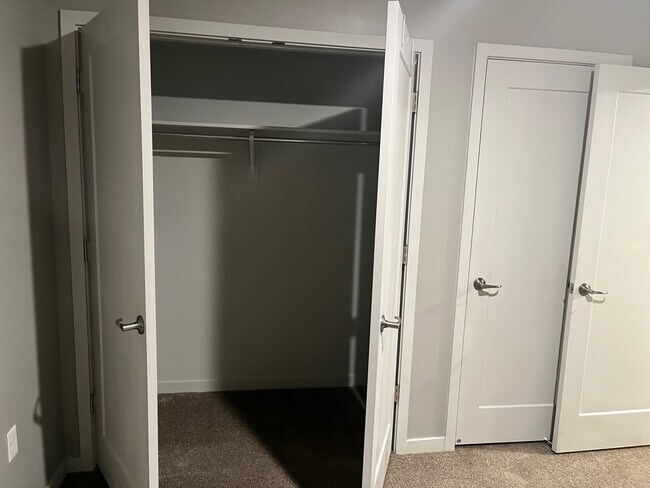 Building Photo - 1700 S Sandhill Rd