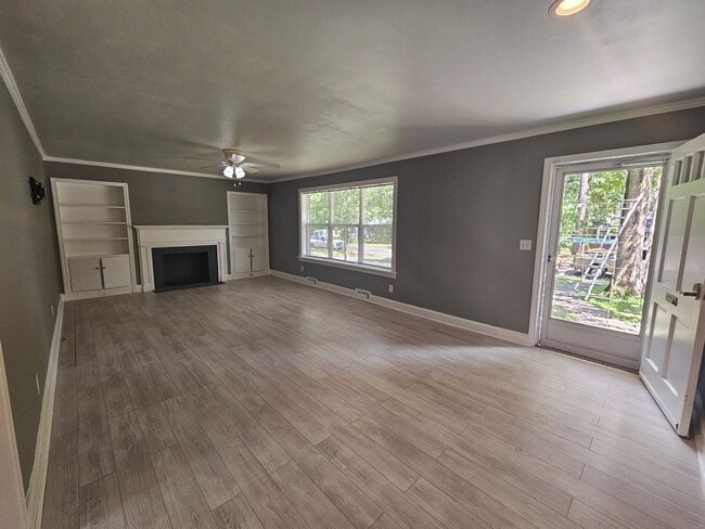 Building Photo - NEW LISTING!!!!!