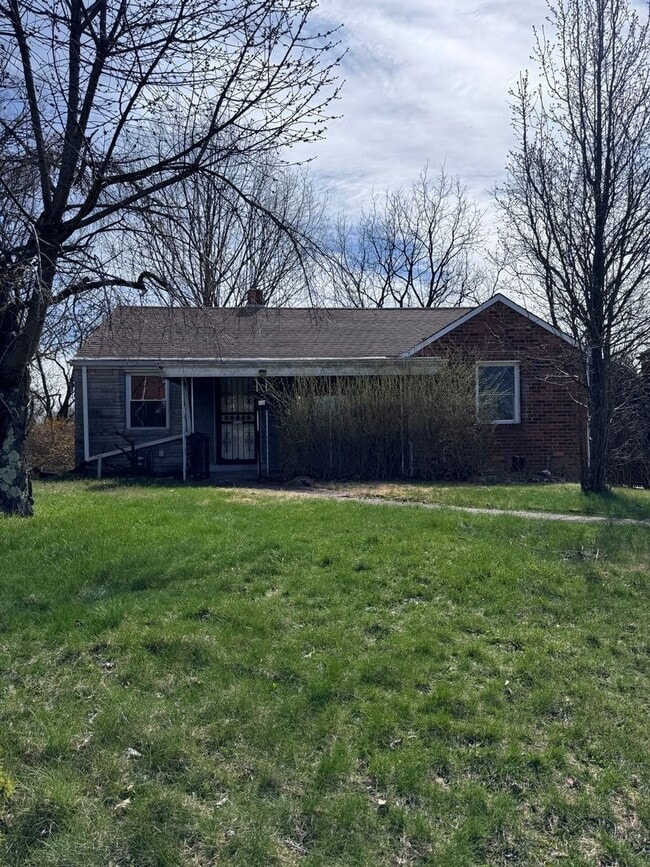 Building Photo - Spacious and beautifully updated 3-bedroom, 1.5-bath