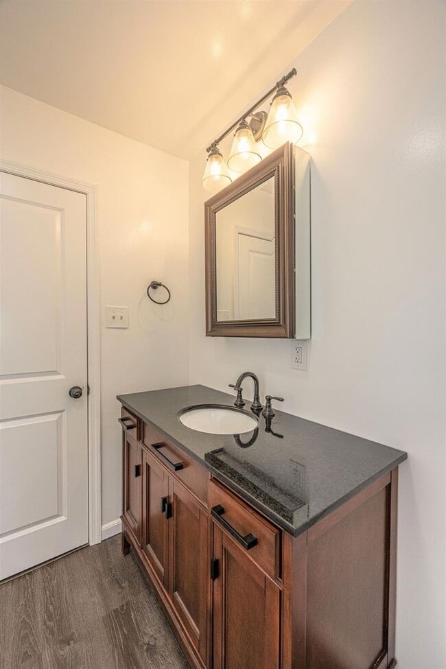 Building Photo - Charming 4 bedroom home with large yard