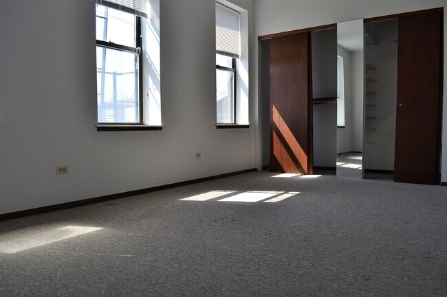 Building Photo - 856 N May St