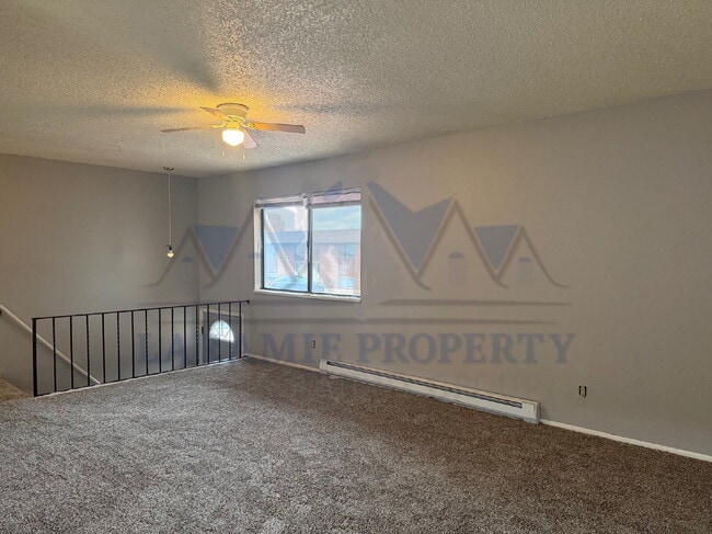 Building Photo - 4 Bed 1.5 Bath Townhouse Style Apartment