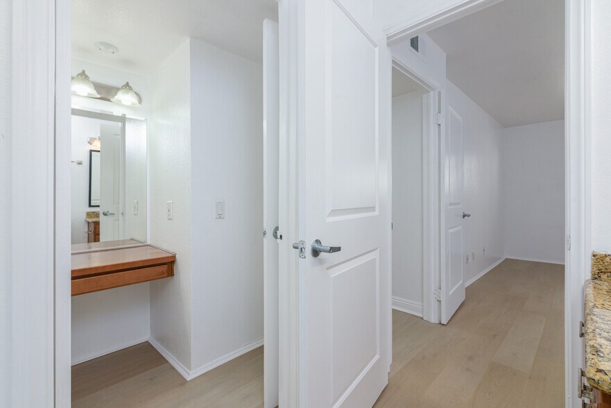 Building Photo - 355 N Maple St