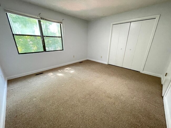 Building Photo - Nice 2br townhome in quiet neighborhood, r...