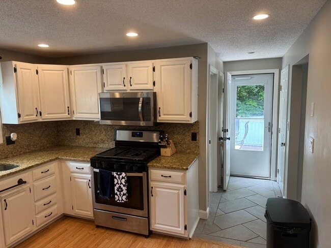 Building Photo - Modern 3 Bedroom Single Family - Available...