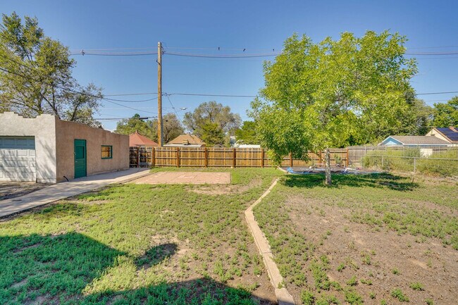 Building Photo - 2509 E Routt Ave