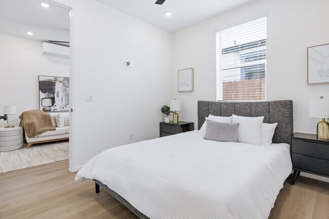 Building Photo - 3042-3044 J St