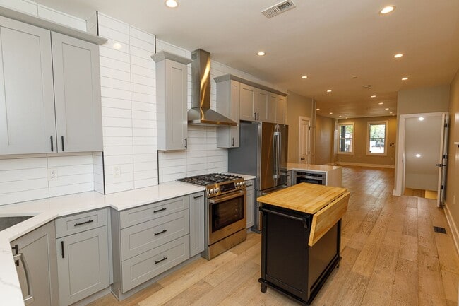 Building Photo - Beautifully Updated 4 Bed/3.5 Bath Row-Hom...