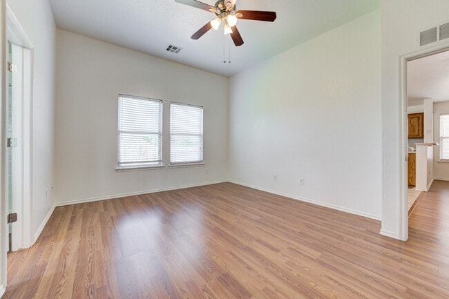 Building Photo - 2813 Edgemere Dr