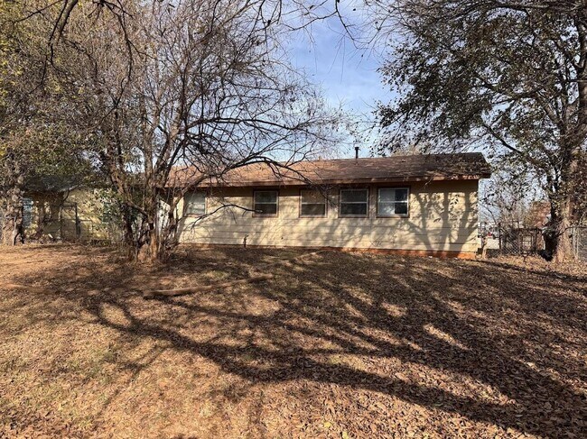 Building Photo - 1813 Westcliff Dr