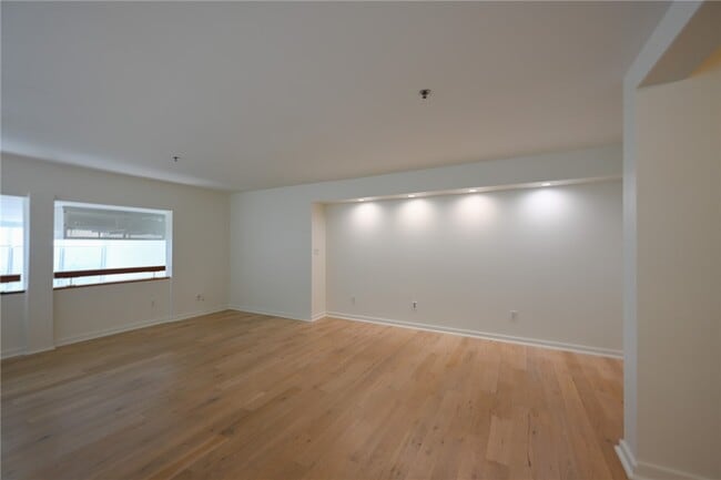 Building Photo - 615 Hampton Dr