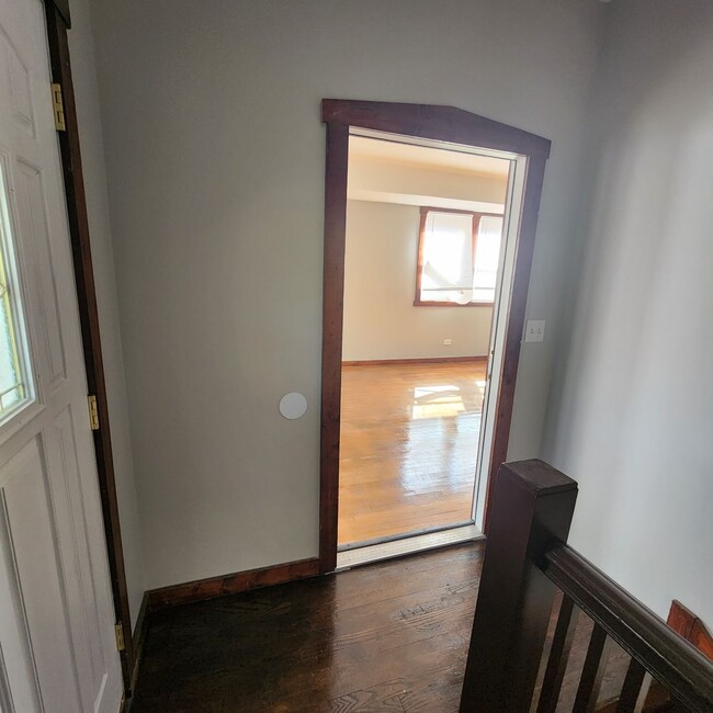 Building Photo - Move In Specials! Spacious 3 Bedroom, 2 Fu...