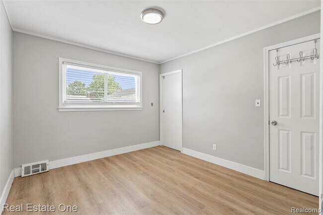 Building Photo - 6118 Amboy St