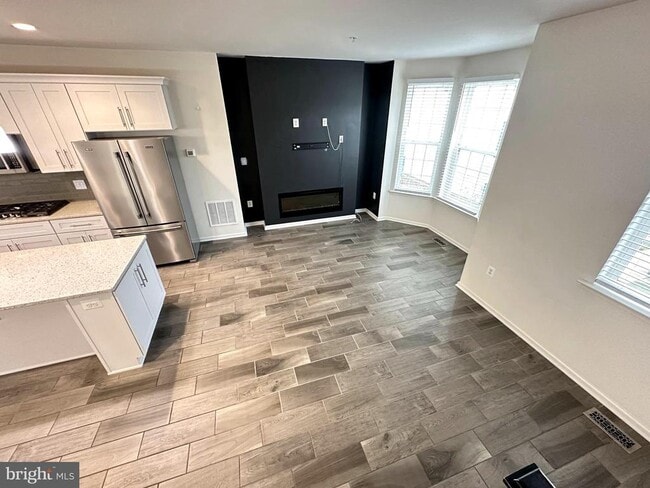 Building Photo - 5331 Greenwich Cir