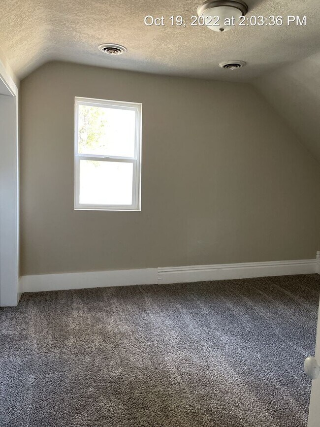 Building Photo - Updated 2 bedroom 1 bathroom home-located in Perry, IA