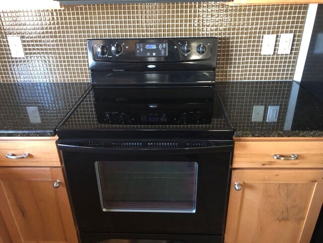 Building Photo - Stunning Clocktower Penthouse Condo with mountain views!