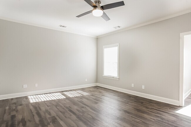 Building Photo - Inviting 3-Bedroom Home