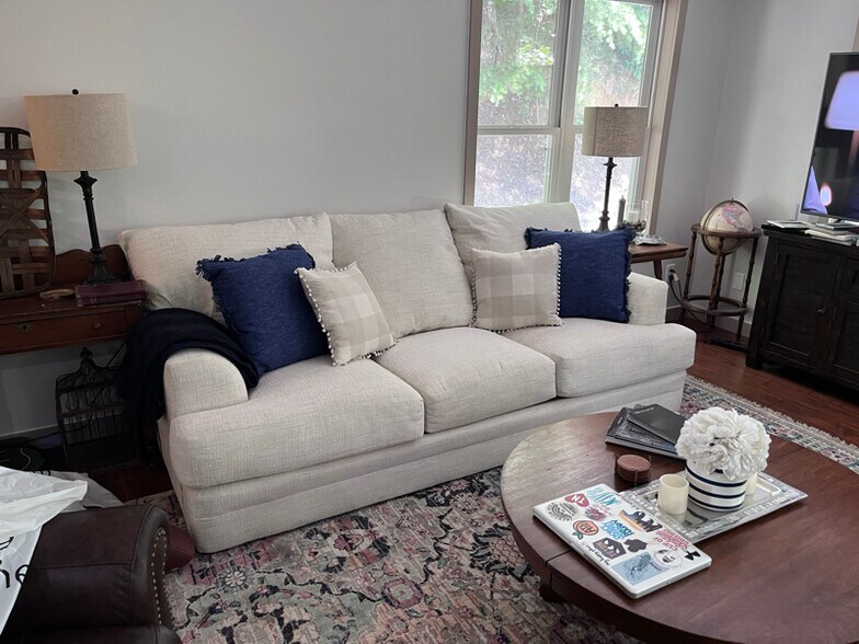 Building Photo - 2109 Dogwood Dr