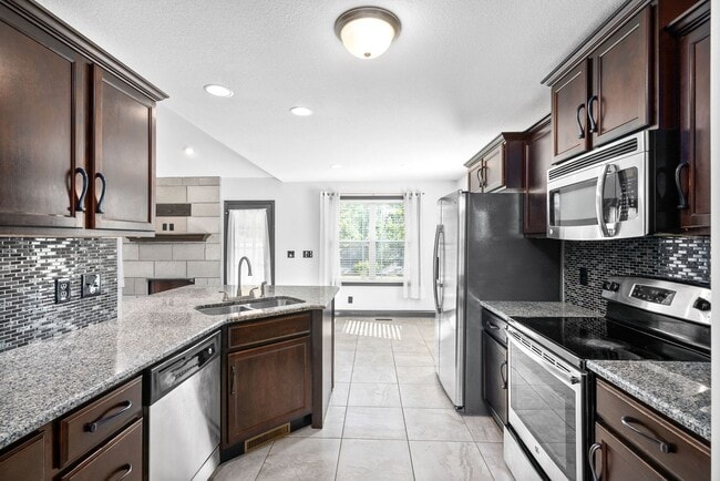 Building Photo - Pet Friendly Three Bedroom with Bonus in R...