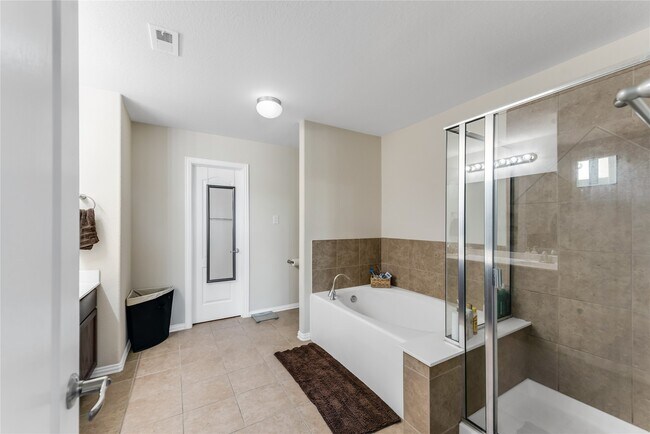 Building Photo - 512 Forest Village Cir