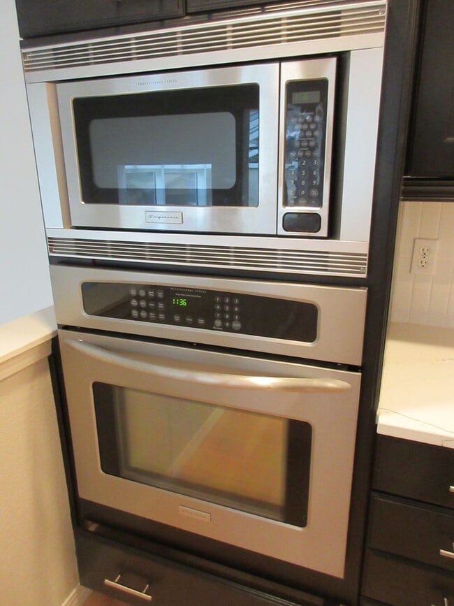 Building Photo - Beautiful Three Bedroom in the Hills of South Salem