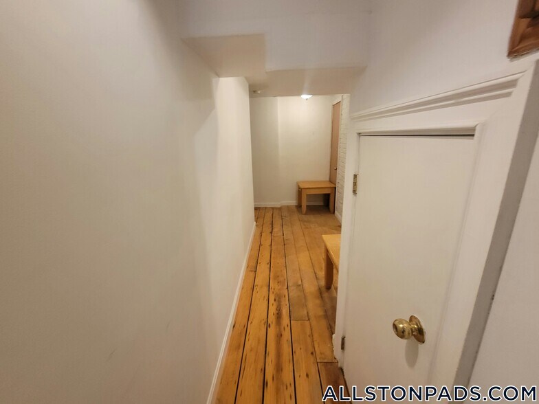 Building Photo - 17 Holman St