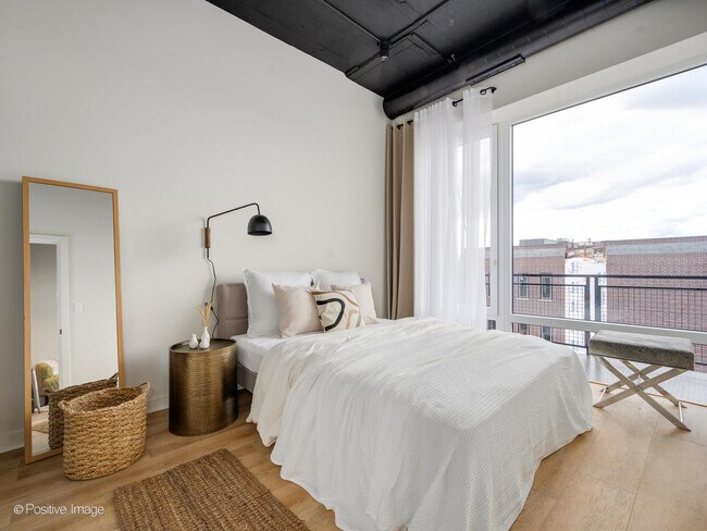 Building Photo - 2725 N Thatcher Ave