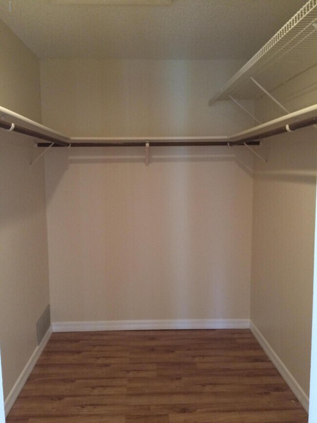 Building Photo - 412 Meadowlark Ln