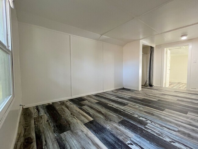 Building Photo - Douglas St. - 12909-12911