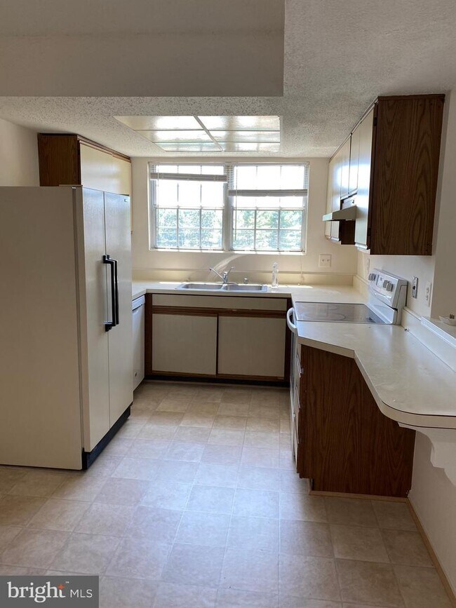 Building Photo - 102 Fort Evans Rd SE