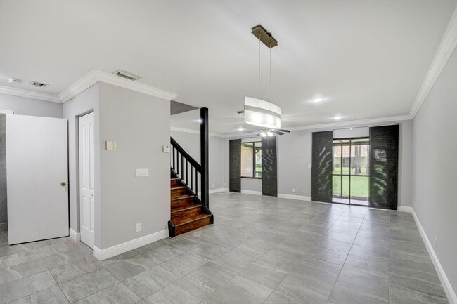 Building Photo - 1105 Maplewood Dr