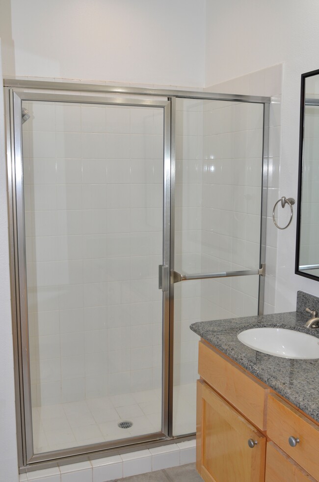 Bathroom - shower & bathtub - 521 Montana Ave