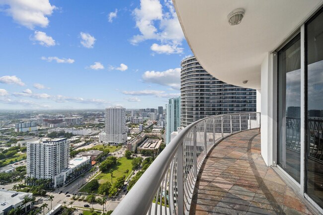 Building Photo - 1750 N Bayshore Dr