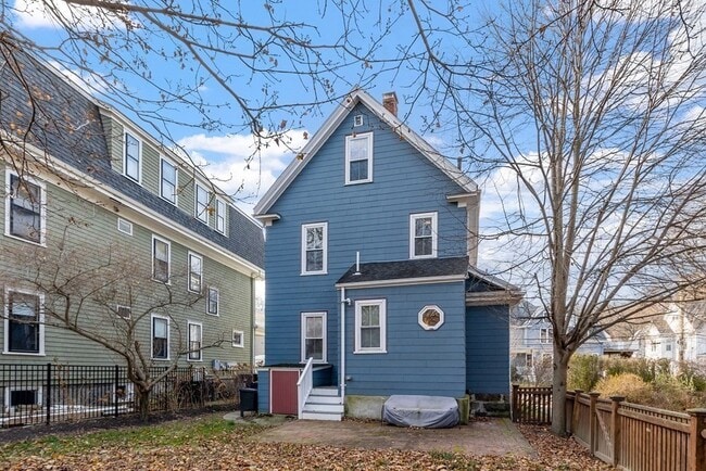 Building Photo - 270 Poplar St