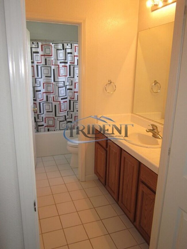 Building Photo - 4 bedroom, 3 bath house with approx. 2,183 sq. ft.