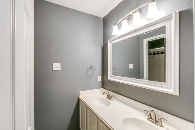Building Photo - 1718 Bumelia Ct