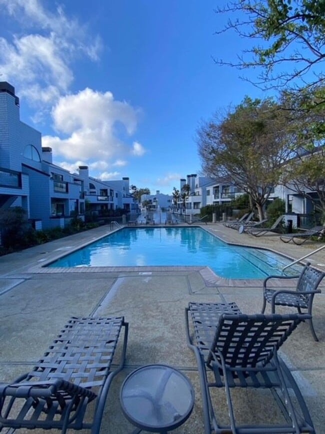 Building Photo - Sunny Townhouse in Lighthouse Cove