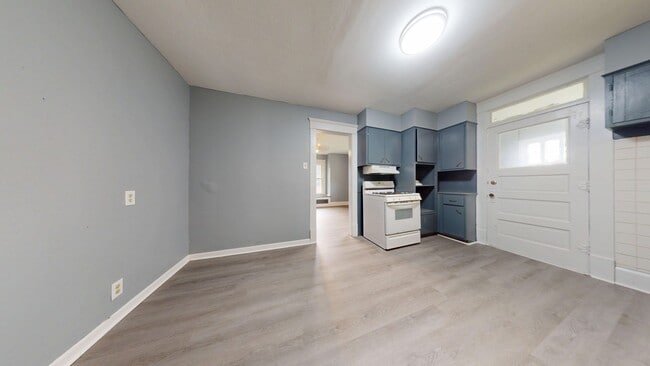 Building Photo - 252 Elmwood Dr