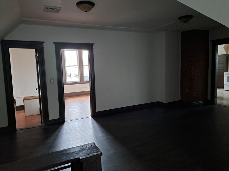 Building Photo - 261 Maple St