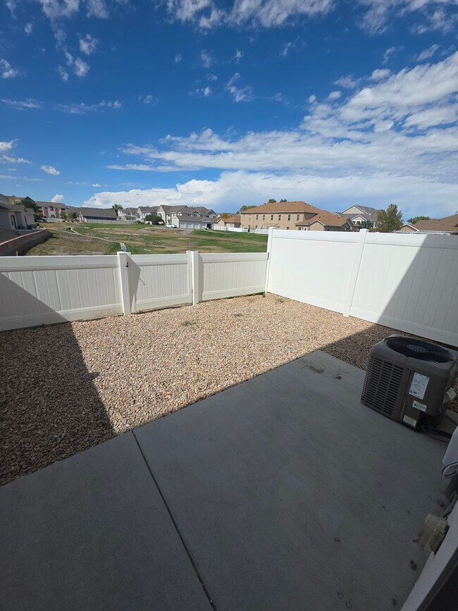 Building Photo - 3 Bed 2.5 Bath PRIME location Townhome!!
