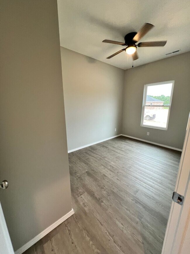 Building Photo - 4 bedroom 2 bath Bolivar MO