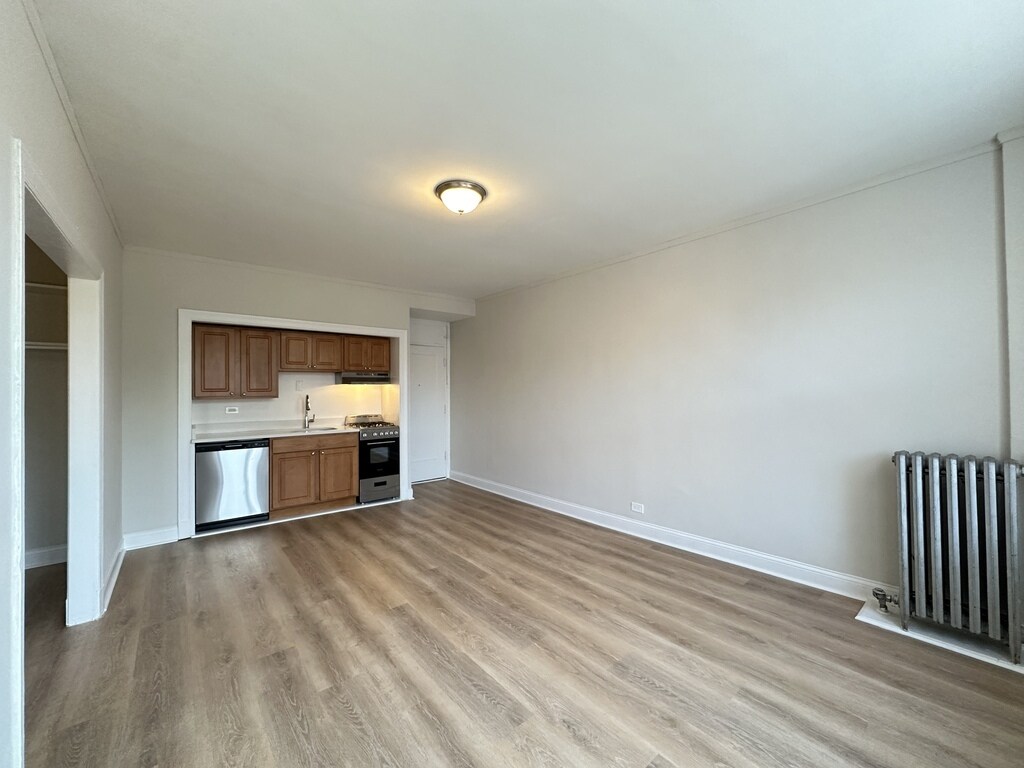 Building Photo - 3335 W Diversey Ave