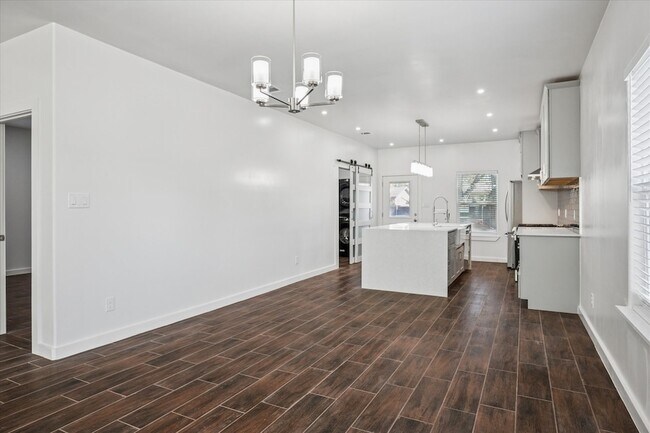 Building Photo - 329 S 2nd St