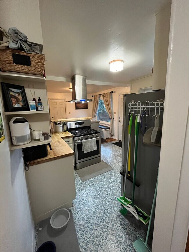 Building Photo - FULLY FURNISHED Midtown Three Bedroom Spac...