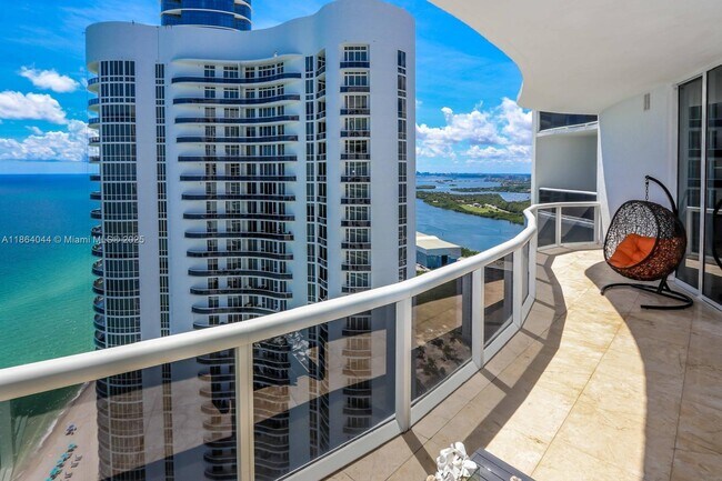 Building Photo - 15901 Collins Ave