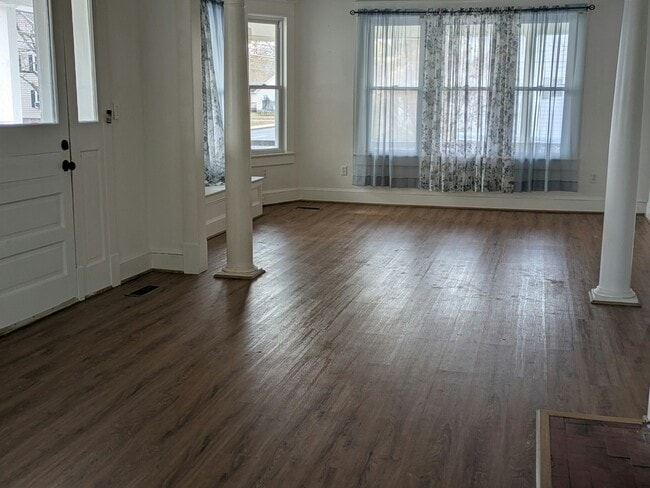 Building Photo - 705 E State St