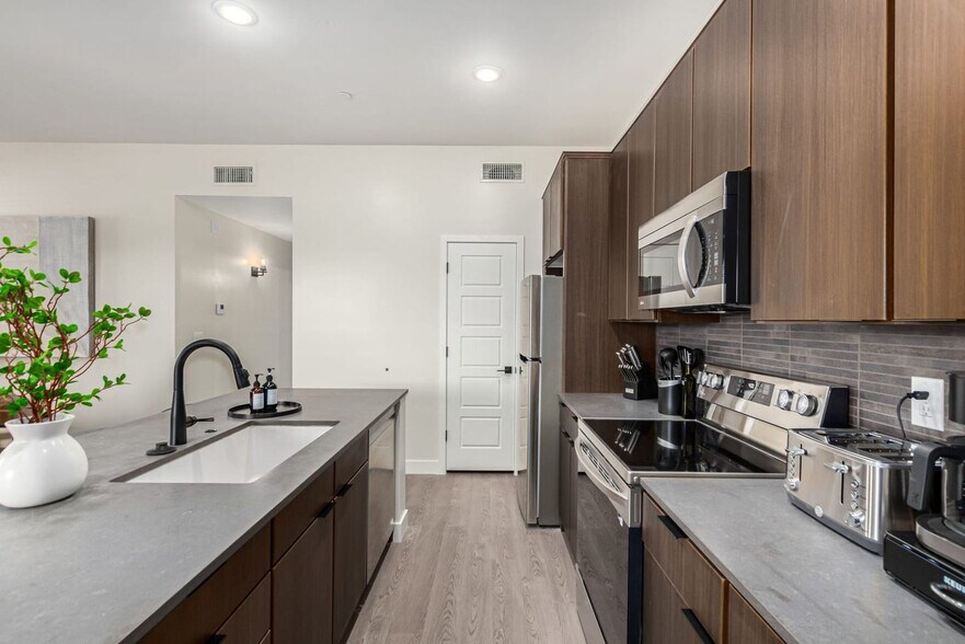 Building Photo - 6249 E Pinnacle Vista Dr